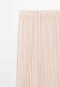 Tissu plissé beige clair avec une ceinture élastique droite créant des plis étroits verticaux sur toute la matière.