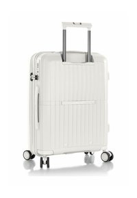 Weißer Hartschalenkoffer mit vertikaler Rippentextur, verstellbarem silbernem Griff und vier schwarzen Rollen für Mobilität. Mit Reißverschluss.