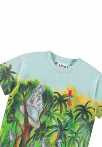 Lyseblå bomulds t-shirt med et farverigt junglemotiv, der viser palmer, en papegøje, grå rumvæsener og en svamp. Crew neck design.
