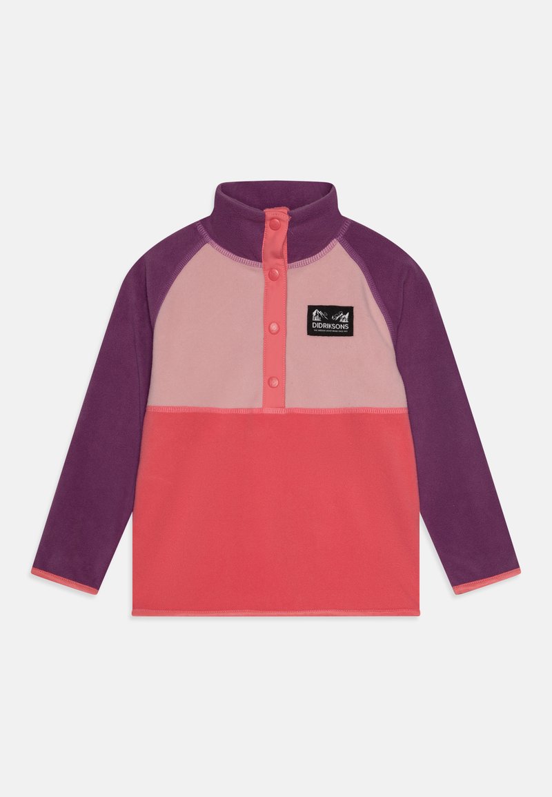 Pullover in pile con colletto alto, caratterizzato da un design color-block nei toni del rosa, viola e corallo, include bottoni e una patch logo sul petto.