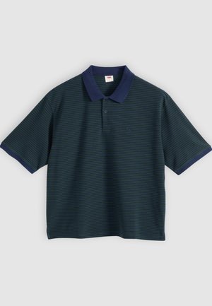 Polo verde scuro con collo blu navy, maniche corte e sottili strisce orizzontali. Presenta un logo ricamato sul petto.