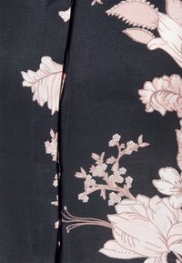 Blumenstoff in dunkelblau mit hellrosa Blumen und Blattwerk. Merkmale detaillierte Muster und eine glatte, textile Textur.