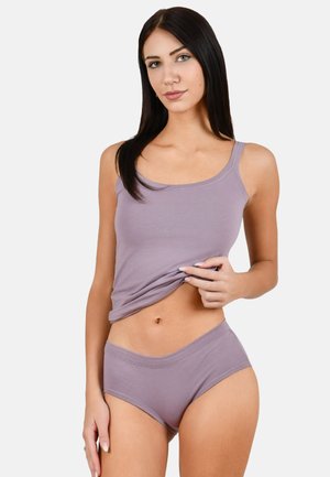 Canotta di cotone lilla chiaro con spalline sottili e slip coordinati senza cuciture. Texture liscia con dettagli di cucitura sottili.