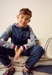 Next ALL-IN-ONE.  - REGULAR FIT - Pizsamák - navy blue varsity badges