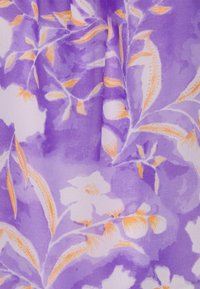 Tecido floral com tons de roxo e branco, com intricados acentos em laranja e padrões suaves em estilo aquarela. Textura leve e suave.