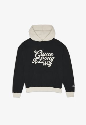 Zwarte hoodie met een crèmekleurige capuchon, manchetten en zoom, met de tekst "Came A Long Way" in grote crèmekleurige letters op de voorkant en kleine tekst op de mouw.
