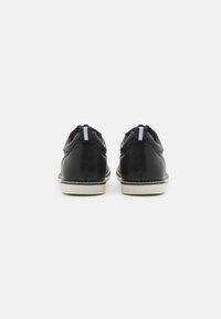 Pier One Cipele s vezicama - black