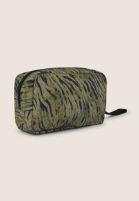 Borsa in tessuto verde con un motivo a strisce tigre nere e gialle, di forma rettangolare e con chiusura a zip. Include una maniglia laterale per un facile trasporto.