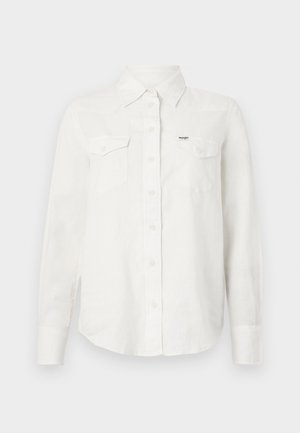 Weißes Langarmhemd aus leichtem Stoff mit einem Button-down-Kragen, zwei Brusttaschen und einem kleinen Logo auf der linken Seite.