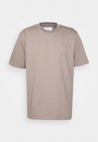 Světle hnědé pánské bavlněné tričko s krátkým rukávem, kulatým výstřihem a malým kulatým bílým logem na levé části hrudi. Hladká textura.