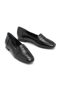 Zwarte leren loafers met een spitse neus, voorzien van een verhoogde band details over de wreef en een lage, platte hak. Gladde textuur door het hele ontwerp.