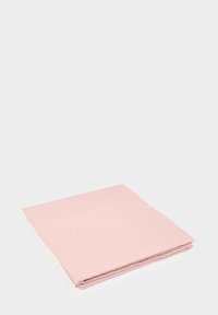 Quadrato di tessuto morbido rosa chiaro con un bordo leggermente sfilacciato, piegato ordinatamente, caratterizzato da una superficie liscia e una forma uniforme.
