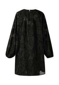 Robe noire à manches longues avec un motif floral texturé, dotée d'un col montant, d'une fermeture à boutons à l'arrière et d'une coupe ample.