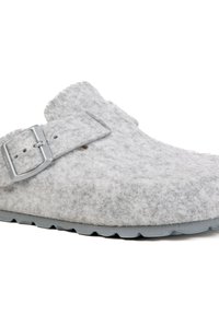 Sabot gris en feutre avec une sangle ajustable unique et une boucle en argent. Caractéristiques d'une tige texturée et d'une semelle en caoutchouc légère.