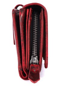 Billetera de cuero rojo con un acabado texturizado, que cuenta con múltiples compartimentos, un zipper plateado y un detalle de cierre a presión.