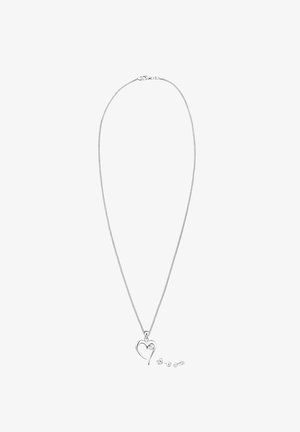 Zilveren kettinkje met een hartvormige hanger en een kleine kristalaccent. Inclusief bijpassende studs met ronde kristallen.