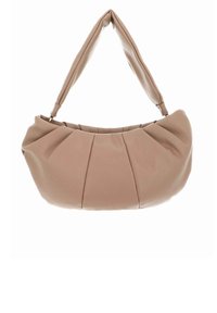 Sac à main en cuir beige avec un design plissé, une forme douce et courbée, et une sangle épaisse et rembourrée pour un transport facile.