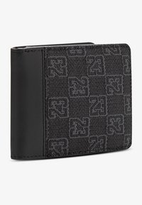 Portafoglio nero con un design testurizzato, caratterizzato da un motivo a griglia e i numeri 2 e 3 in rilievo. Il materiale combina pelle e tessuto.
