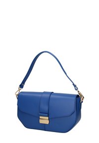 Sac à main en cuir synthétique bleu avec un fermoir à rabat, une quincaillerie dorée et une poignée supérieure. Le sac présente une forme structurée et des lignes épurées.