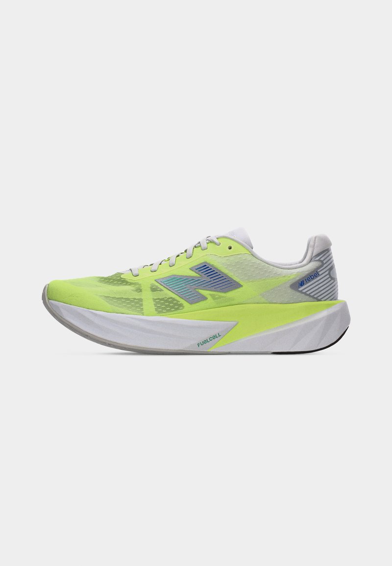 Chaussure de course New Balance jaune-vert néon et blanche avec semelle épaisse blanche étiquetée FuelCell, logo latéral et dessus en mesh.