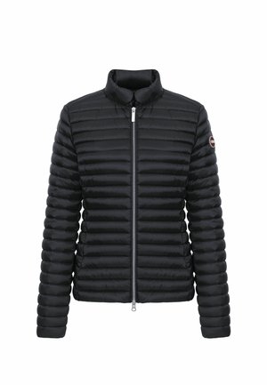 Chaqueta acolchada negra con cremallera completa en la parte delantera, cuello alto, mangas largas y un parche con logo redondo en la parte superior izquierda del brazo.