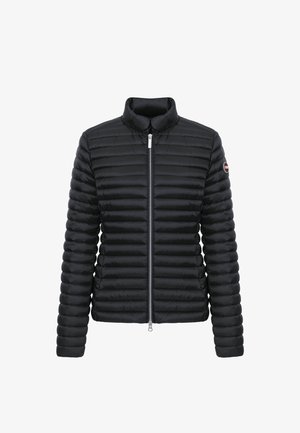 Must mustritud vatt-jakk, millel on täispitss ees, püstkrae, pikad varrukad ja vasakul ülakehal ümmargune logomärk.