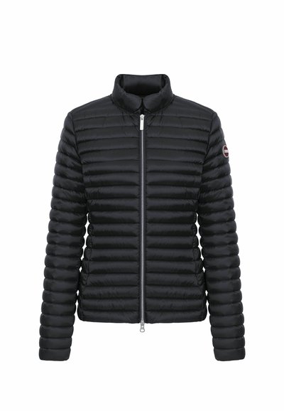 Doudoune matelassée noire avec fermeture éclair intégrale à l'avant, col montant, manches longues et un écusson rond avec logo sur le bras gauche supérieur.