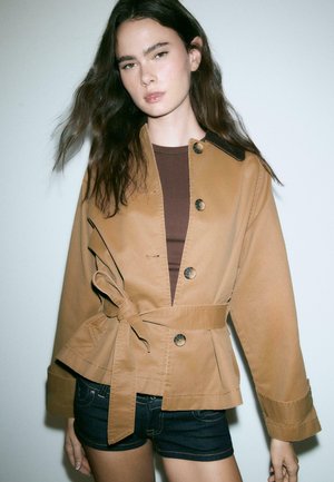 SHORT WAXED WITH BELT  - Letná bunda - camel