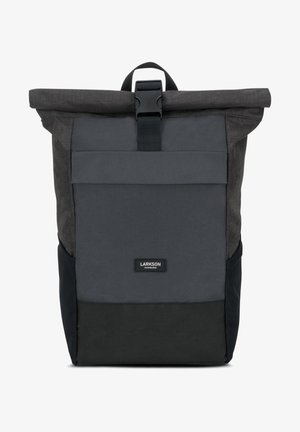 Ruksak s rolovacím uzáverom z šedého textilu so robustným sponou, vybavený prednou kapsou a kontrastnou čiernou dolnou časťou.
