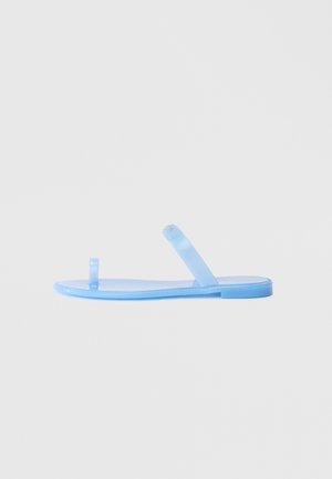 Blå gjennomsiktige flip-flops med flat såle, med et minimalistisk T-rem-design og jevn tekstur. Ingen ekstra mønstre eller detaljer.