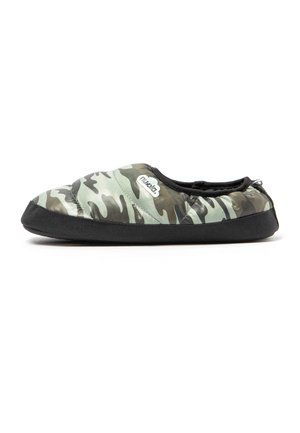 Pantufla única con patrón de camuflaje verde y marrón, suela negra y pequeño logo de la marca en blanco en el lateral, vista de perfil izquierdo.