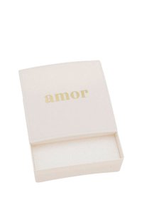 Scatola per gioielli rettangolare bianca con una finitura opaca liscia, con la parola "amor" in lettere dorate sul coperchio. Aperta, con un interno soffice.