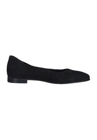 Ballerines en daim noir avec un bout arrondi, un petit talon noir et une texture lisse, arborant un design minimaliste sans quincaillerie visible.