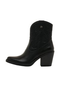 Bota de vaquero de cuero negro con punta afilada, costuras decorativas en el tronco y un tacón apilado. Presenta un acento de logo cerca de la parte superior.