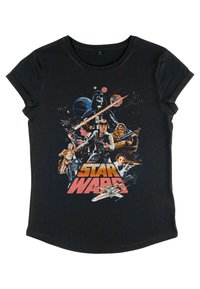 Černé tričko s kulatým výstřihem, na kterém je barevná grafika postav z Hvězdných válek, včetně Darth Vadera, Hana Sola a lodí.