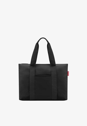 Borsa tote rettangolare nera con doppi manici, tasca frontale e chiusura con cerniera, etichetta rossa con marchio sul lato.