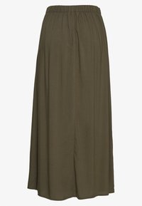 Khaki maxi rok gemaakt van zachte stof met een volledige, vloeiende ontwerp. Voorzien van een elastische tailleband en subtiele plooien voor extra detail.