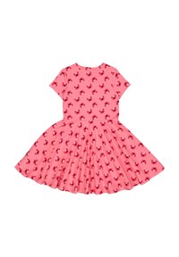 Różowa sukienka z krótkimi rękawami, z powtarzającym się wzorem czerwonych krabów. Spódnica rozszerza się od talii, wykonana z gładkiego, elastycznego materiału.