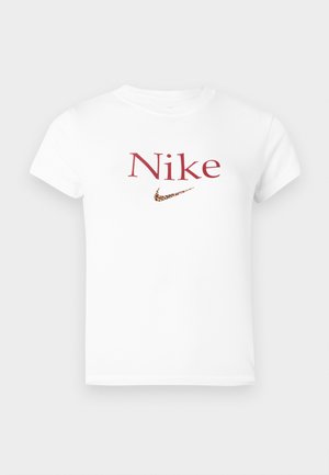 Baltas īsām piedurknēm T-krekls ar sarkano "Nike" tekstu un leopardu raksta Nike swoosh logotipu centrā uz krūtīm.