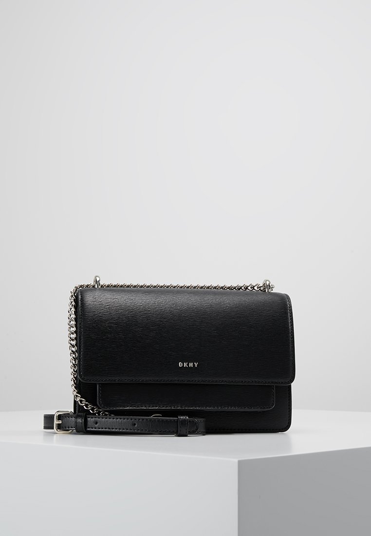 DKNY BRYANT SMALL CHAIN FLAP Axelremsväska blackgold DKNY BRYANT SMALL CHAIN FLAP Axelremsväska blackgold