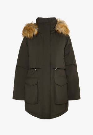 Giacca piumino di un verde oliva scuro, con cappuccio in pelliccia sintetica staccabile, tasche anteriori con zip e coulisse regolabili in vita.