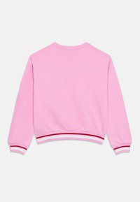 Ροζ φούτερ με ριμπ μανσέτες και τελείωμα, διακοσμημένα με κόκκινες και λευκές ρίγες. Απλός σχεδιασμός με στρογγυλή λαιμόκοψη και απαλή υφή. Οπίσθια όψη.