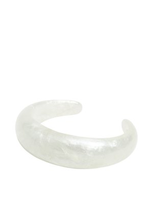 Biely priehľadný otvorený náramok s hladkým, mierne zaobleným povrchom a lesklým leskom.