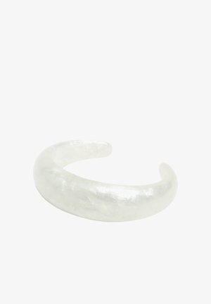 Bela prosojna odprta zapestnica z gladko, rahlo zaobljeno površino in sijajno obdelavo.