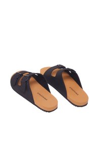 Svarta sandaler med två justerbara remmar, med ett slätt material och en strukturerad sula. Innersulan har en kontrasterande tan-färg och är märkt med "Springfield."