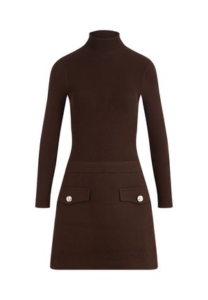 Vestido marrón de canalé con cuello alto, mangas largas y una falda ajustada que presenta dos bolsillos frontales y adornos de botones metálicos.