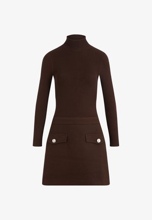Brun ribbad klänning med hög halsringning, långa ärmar och en åtsittande kjol med två framfickor och metallknappdetaljer.