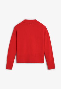 Suéter rojo recortado con dobladillo y puños acanalados, con un patrón texturizado en la parte inferior. La vista trasera muestra un cuello de punto y un detalle de botón.