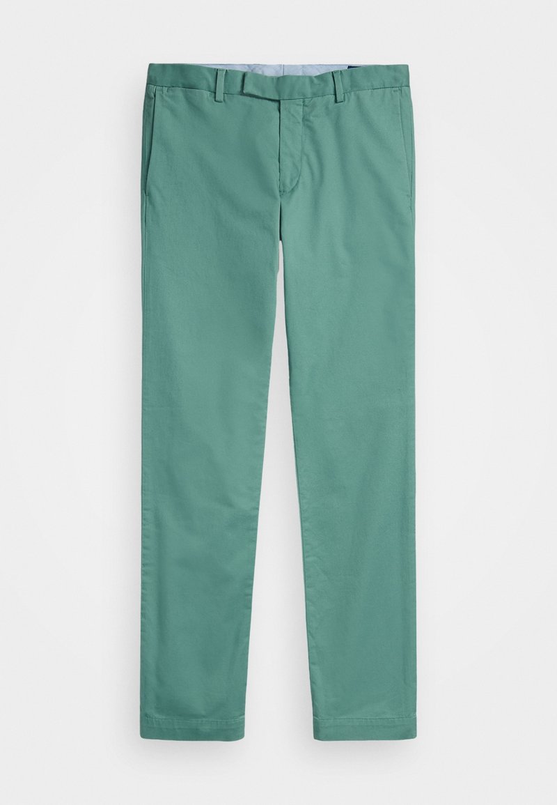 Ljust gröna bomullshorts med slät framdel, bälteshällor och rak benform. Slät yta och standarddesign med två fickor.