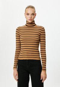 Brauner, gerippter Rollkragenpullover mit schwarzen horizontalen Streifen. Figurbetontes Design, lange Ärmel und einfarbiger Rücken, kombiniert mit schwarzen Hosen.